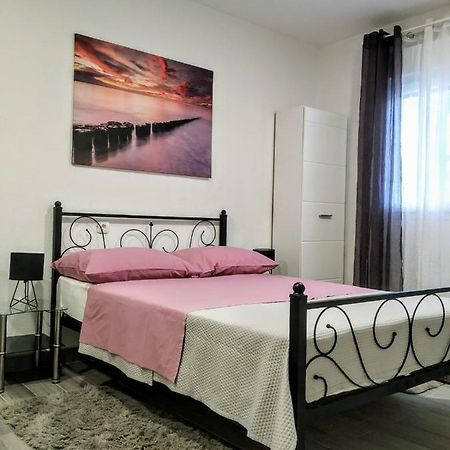 Studio Apartman Violeta II - 50M From The Beach Trogir Bagian luar foto