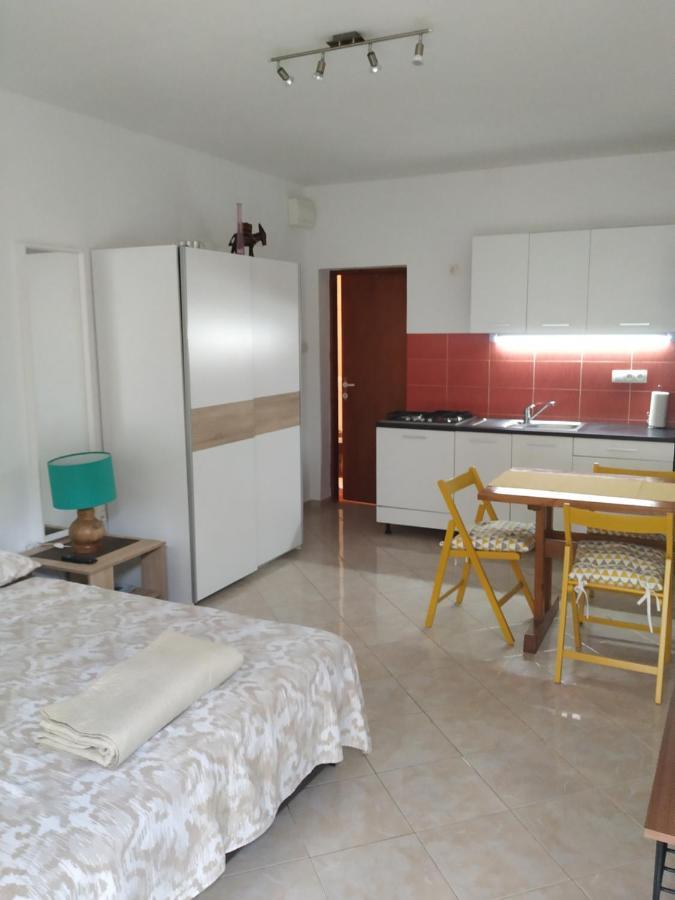 Studio Apartman Violeta II - 50M From The Beach Trogir Bagian luar foto