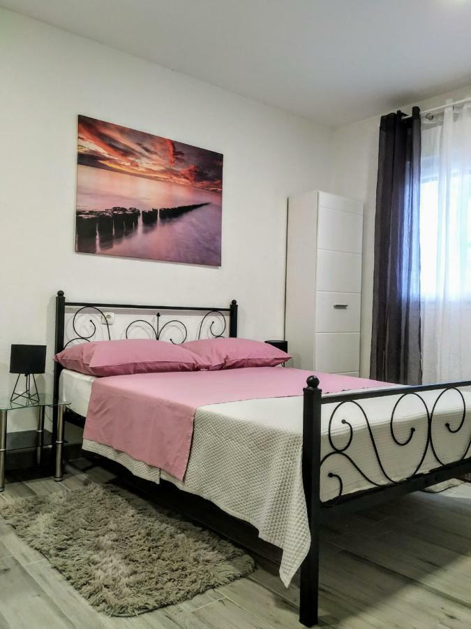 Studio Apartman Violeta II - 50M From The Beach Trogir Bagian luar foto