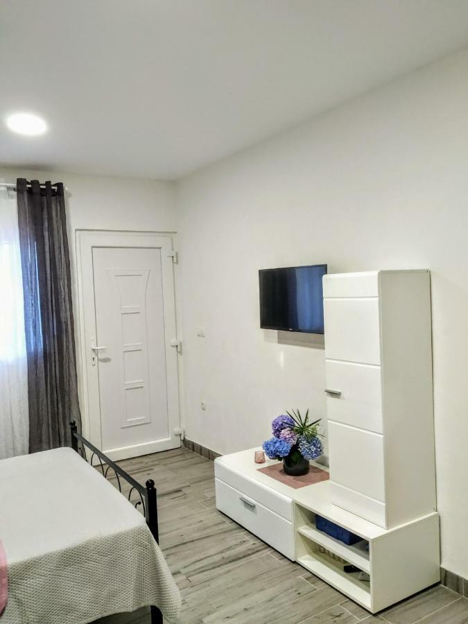 Studio Apartman Violeta II - 50M From The Beach Trogir Bagian luar foto